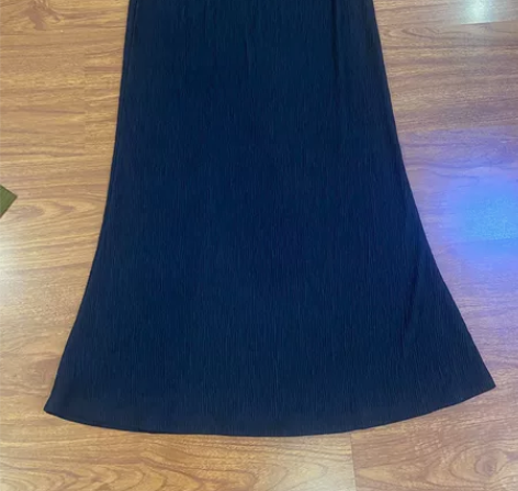 黑色褶皱鱼尾裙，全新 感兴趣的话点“我想要...