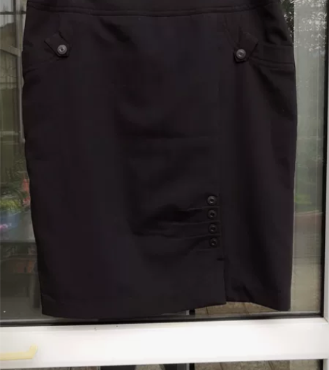 黑色包臀半裙L码（八成新）。腰围80，臀围...