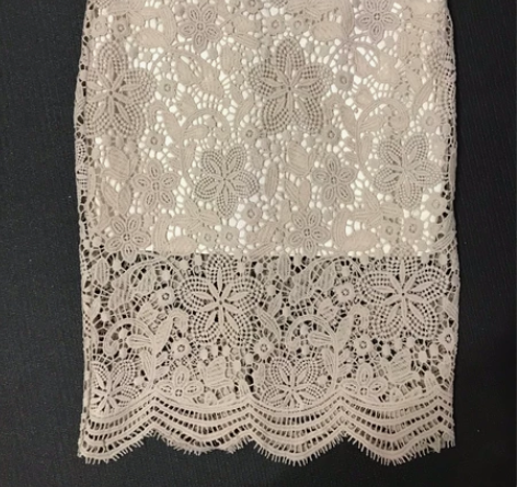 女士蕾丝浅色半身裙 比较包身 裙子后面分叉...