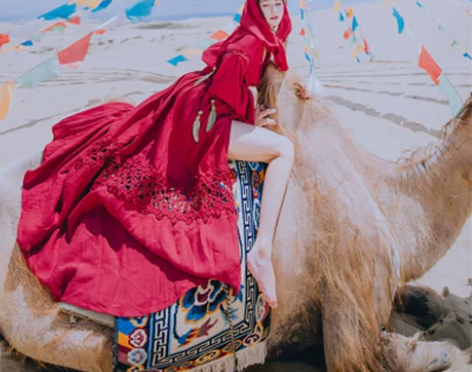 春秋复古民族风连帽红色连衣裙沙漠骆驼茶卡盐...