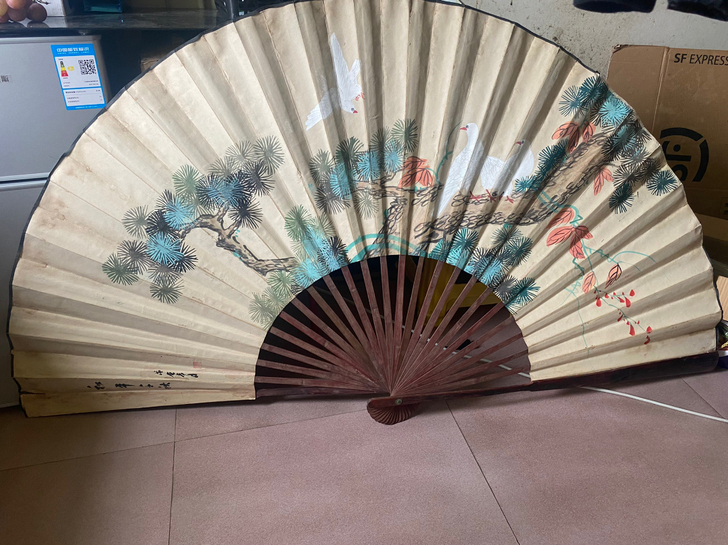 手绘老折扇一把和平千秋，展开尺寸180，高...