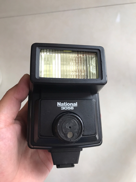松下PE-3056自动高压闪光灯。使用四只...