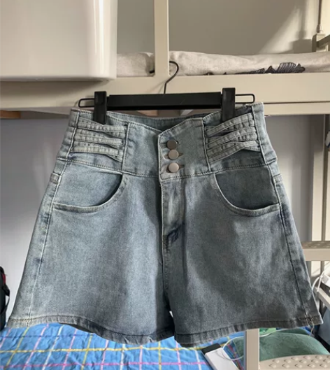 【换季打包便宜出】蓝色牛仔短裤 拉长腿比例...