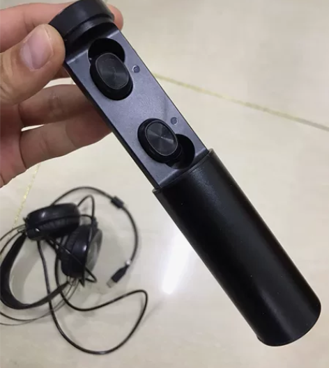 蓝牙耳机，好用存电少，还有一个耳麦好用，就...