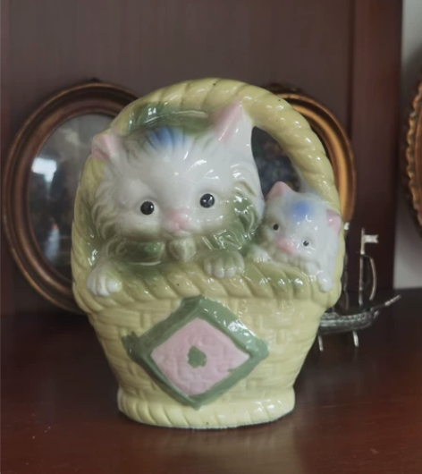 小猫咪花篮瓷偶，上世纪七八十年代产品，尺寸...