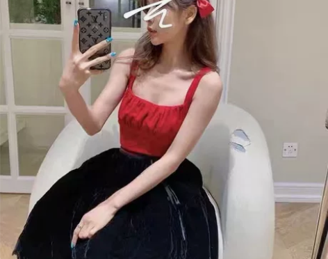 超显胸!!! 胸前褶皱方领修身弹力短款吊带...