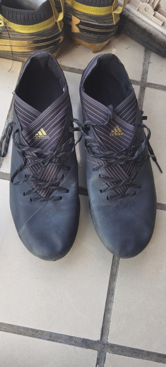 3537 足球鞋 只穿过四五次,鞋底几乎...