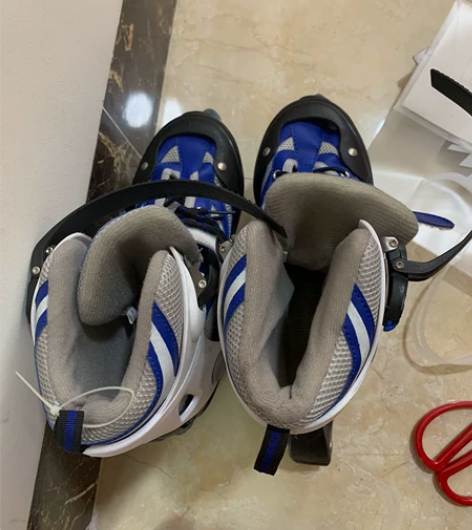 直排轮滑鞋。旱冰鞋，滑冰鞋。单排。 只穿过...