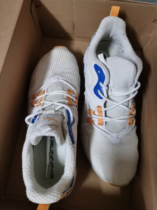 安踏官网购入，现在感觉有点小，穿了一个来月...