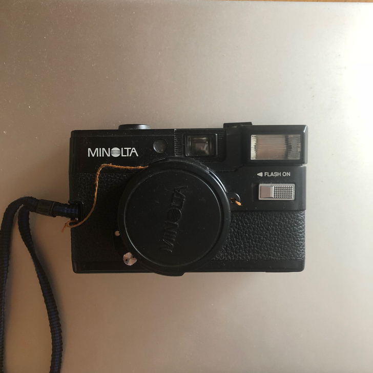 美能达胶片相机，上面旋钮壳坏了，不影响使用...