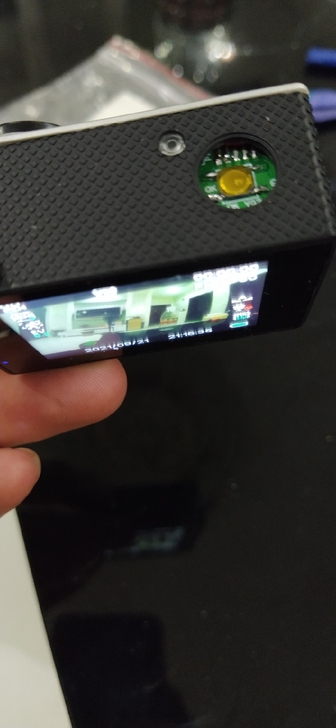 出两个运动相机，一个是摄徒a8   一个不...