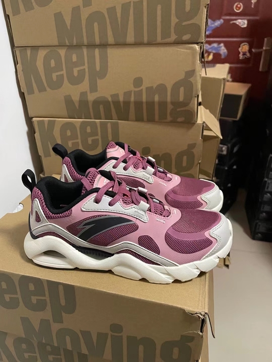 安踏女款跑步鞋，原价369，现在119包邮...