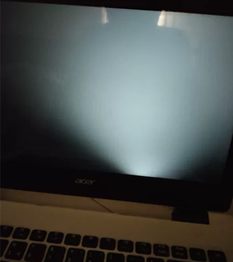 宏基i5-4代笔记本 屏幕插上电源线就跟图...