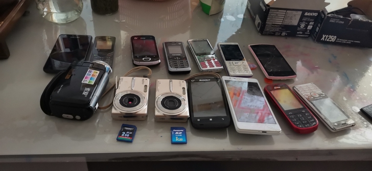 手机若干个  数码相机两个  有充电器  ...