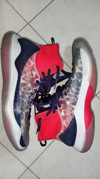 李宁驭帅11，42码1/3，火龙果配色。轻...