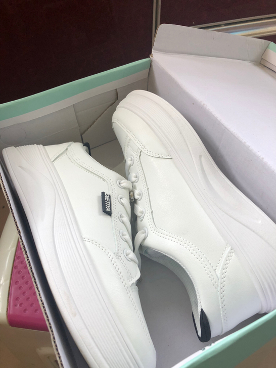 全新小白鞋38码 搬家便宜出 实体店89
