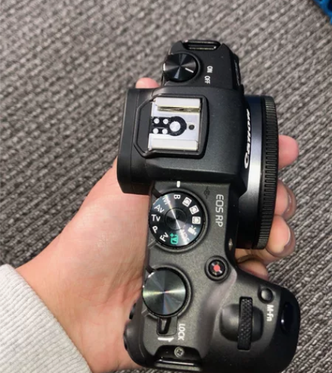 基本全新的EOS RP   有电池 充电器 肩带  都有 还...