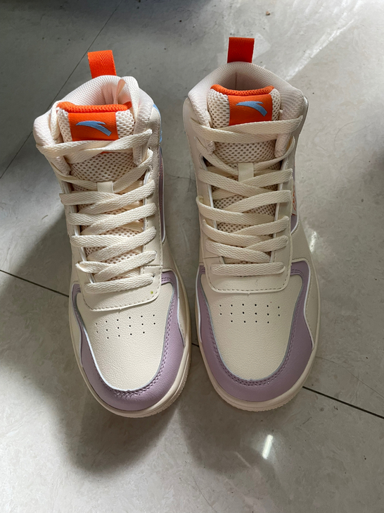 安踏 之前郑州的时候支持国货买的 没穿过