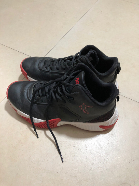 乔丹正品鞋！保真！专柜买的！几乎全新，没穿...