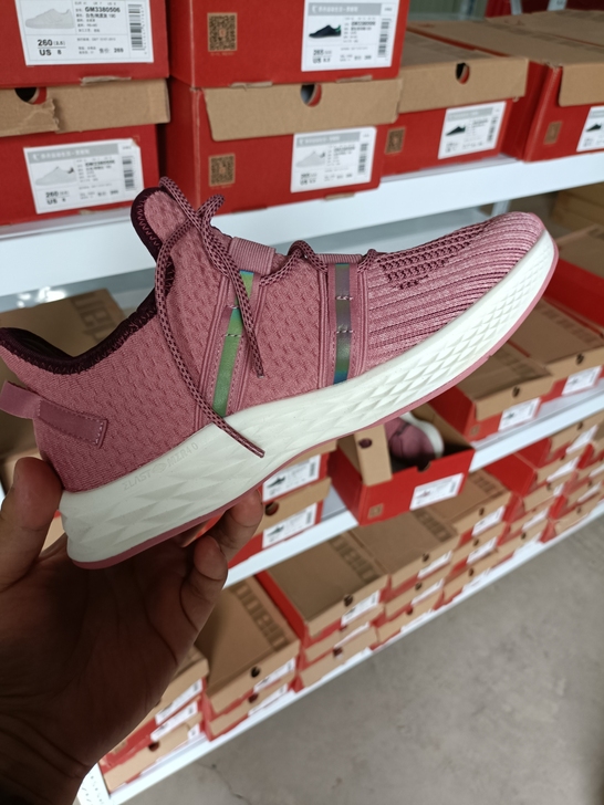 乔丹女鞋跑鞋，秋款。底子软弹，穿过的知道。...