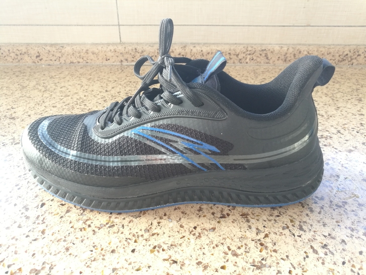 安踏运动鞋，虫洞+弹力胶科技，吊牌价599...