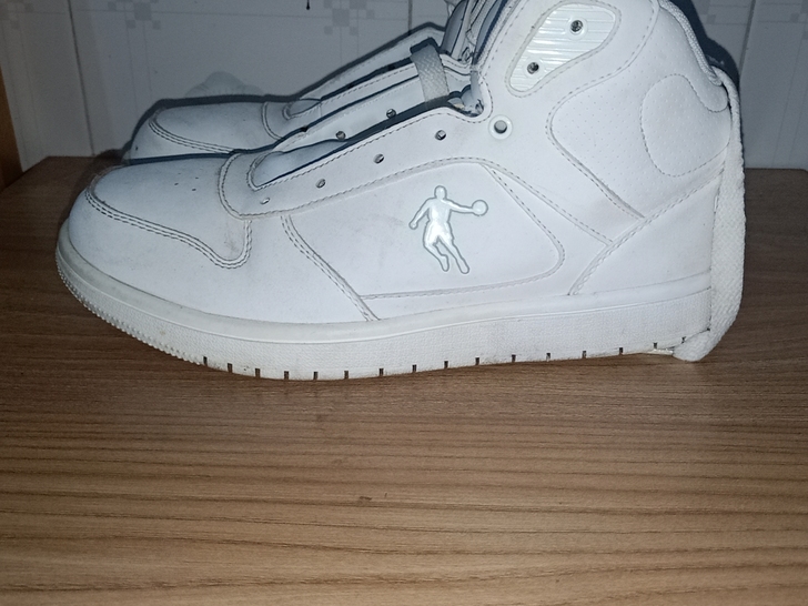 39码乔丹，9成新，鞋底轻微磨损，整体无开...