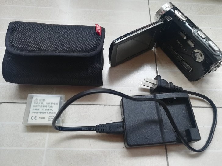 莱彩摄像机，一块电池，一个充电器，一个包，...