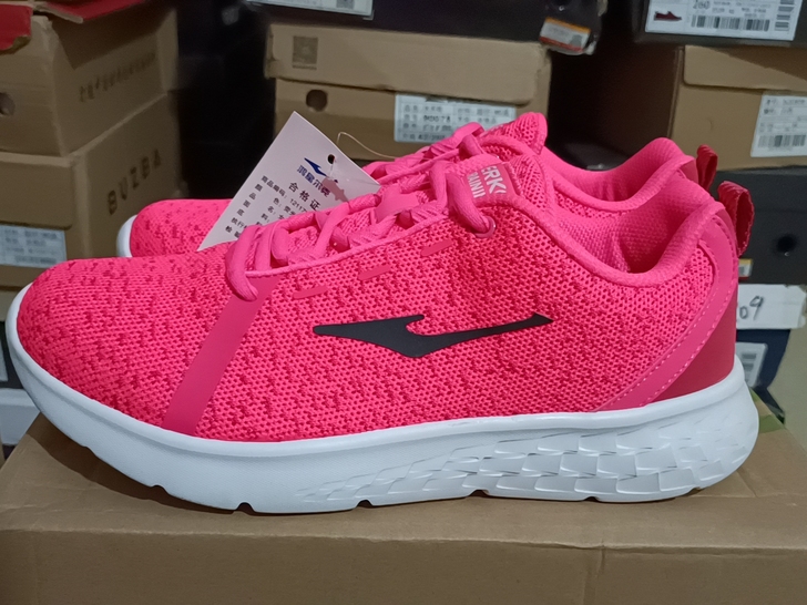 正品鸿星尔克休闲鞋鞋。40码。包邮。