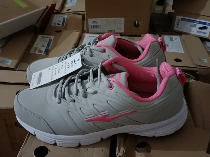 全新正品鸿星尔克慢跑鞋。39码。包邮。