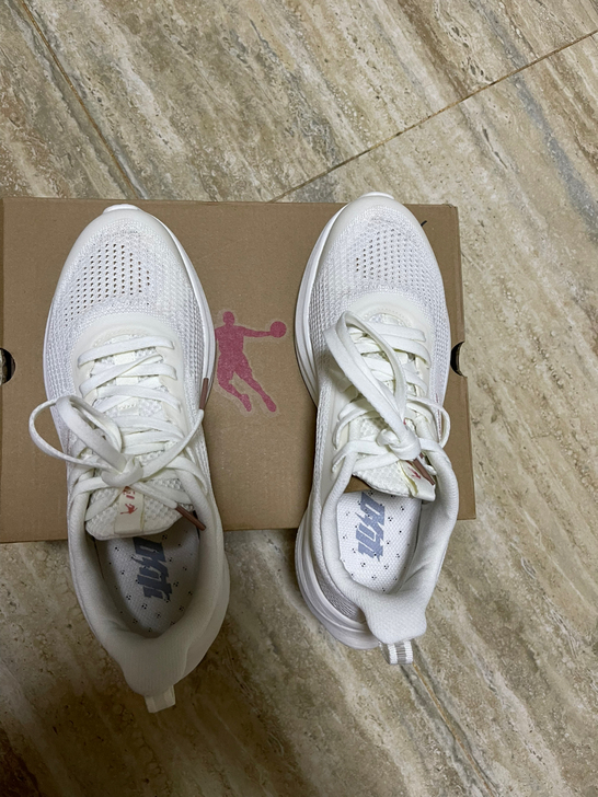 乔丹女夏跑步鞋，回弹性很好，39码，但是内...