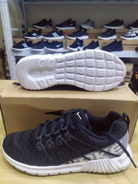 全新正品43.44码鸿星尔克夏季缓震透气轻...