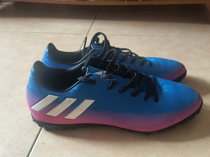 adidas 足球鞋，室内足球鞋。仅试穿。...
