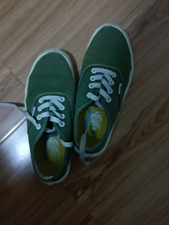 vans小草莓38码，正品保证，搬家清理了...
