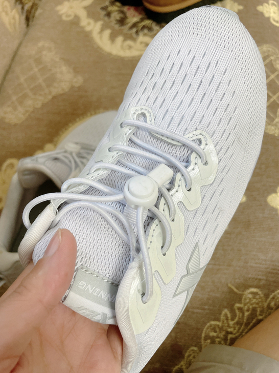 女童特步白色运动鞋，60元