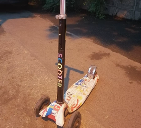 涂鸦闪光轮滑板车，不能折叠。车头可灵活转向，只用了一年，无任...