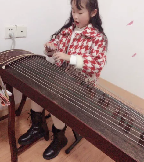 孩子自用初学者入门级古筝。因为孩子学琴到了...