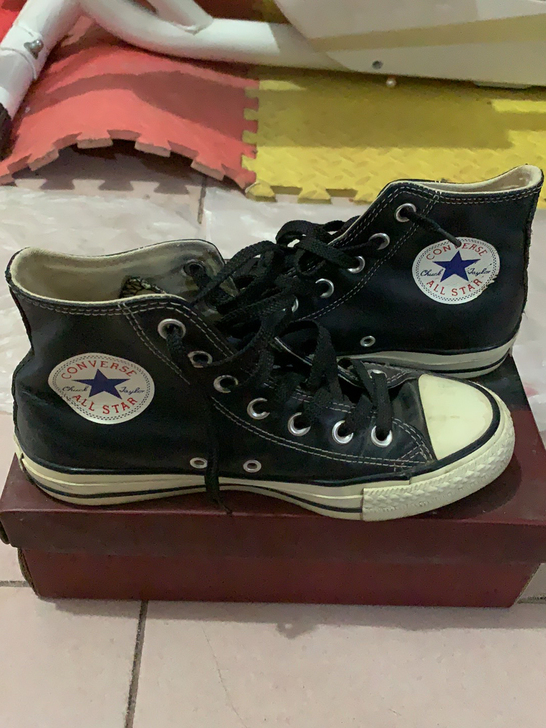 出闲置 匡威经典款高帮女鞋 纯皮质面 37...