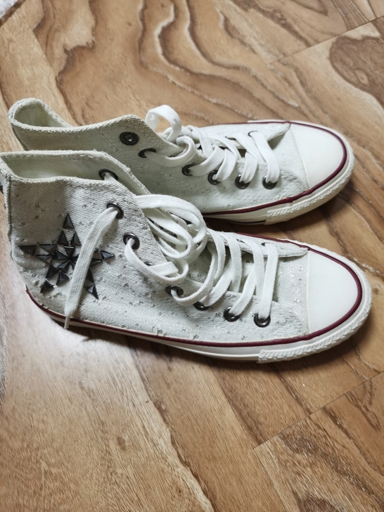 匡威女鞋36.5码！鞋子正常穿着痕迹，仔细...