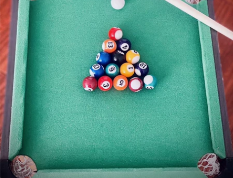 小型玩具台球和台球案，买了玩儿几次就闲置了...