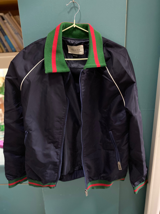 微商买的 原价三百多 只穿过一次就叠放着 ...