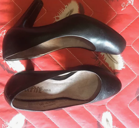 达芙尼品牌。女式单鞋36码黑色。全皮。7成...