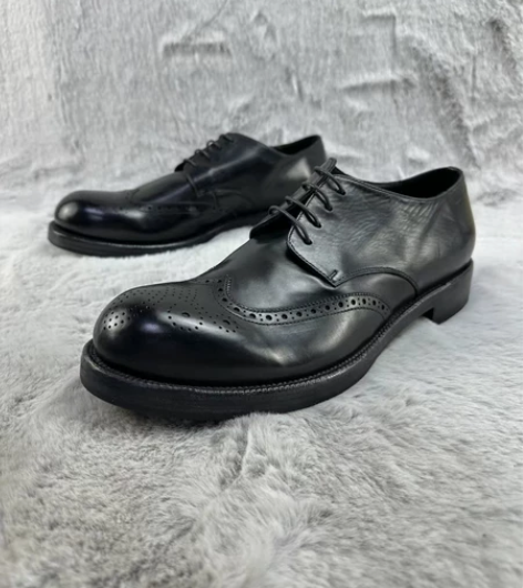 货号：H02。  正品P家男士胎小牛皮布洛...