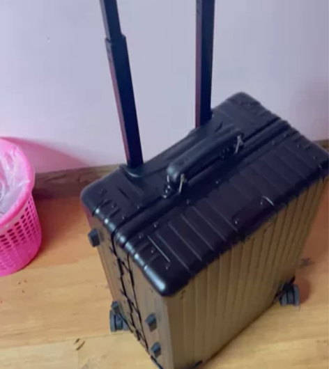 日默瓦旅行箱，实物很漂亮，是复古类型的仿版...