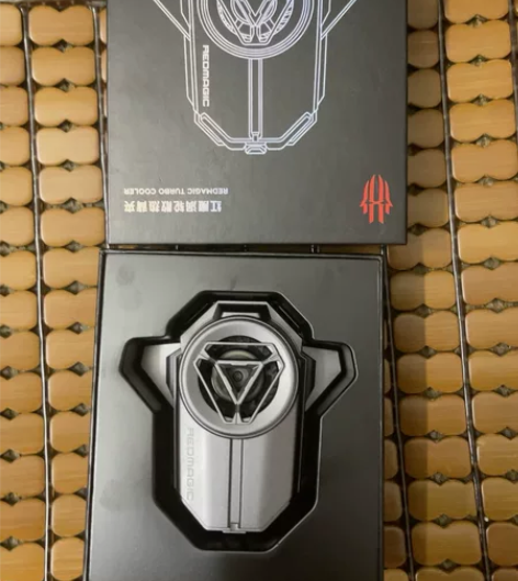 红魔涡轮手机散热背夹 用了一两个月，闲置了...