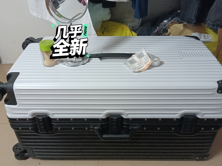 本来想着去旅游用的,买了一只80寸的行李箱...