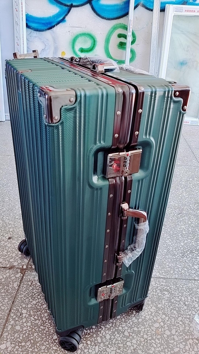 正品加厚耐压抗摔铝框USB行李箱旅行箱充电...