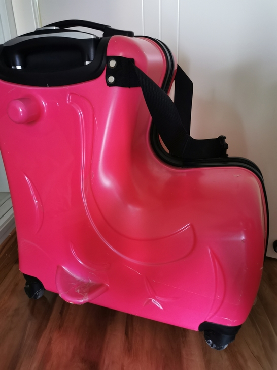 八成新L型可坐，儿童骑行行李箱，保护膜没有...