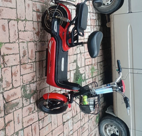 九成新电动车,电瓶都是新的,因搬家没地方放...