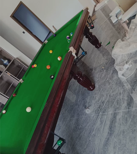 台球桌有三台现货，一台有八成新，两台差不多...
