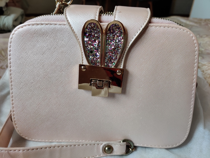 全新小兔兔包或枣红色小蜜蜂包,包邮不议价